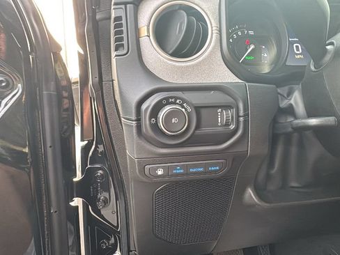 Used 2025 Jeep Wrangler Unlimited Sahara w/ Safety Group AWD/4WD image 15