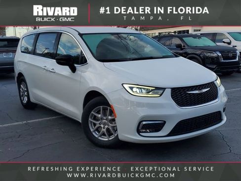 Used 2024 Chrysler Pacifica Touring-L image 1