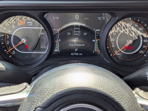 Used 2025 Jeep Wrangler Unlimited Sahara AWD/4WD image 16