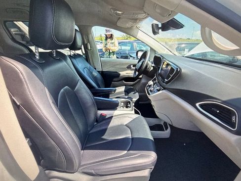 Used 2024 Chrysler Pacifica Touring-L FWD image 6