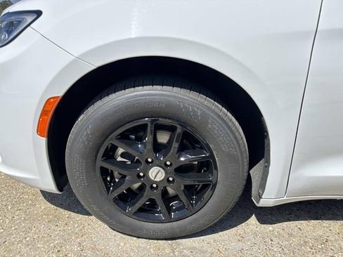 Used 2024 Chrysler Pacifica Touring-L image 3