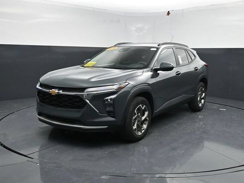 Used 2025 Chevrolet Trax LT FWD image 4