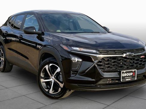 Used 2025 Chevrolet Trax RS w/ Sunroof Package FWD image 3