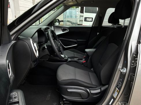 Used 2025 Kia Soul LX w/ LX Technology Package FWD image 10
