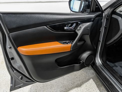 Used 2018 Nissan Rogue SL w/ Premium Package image 52