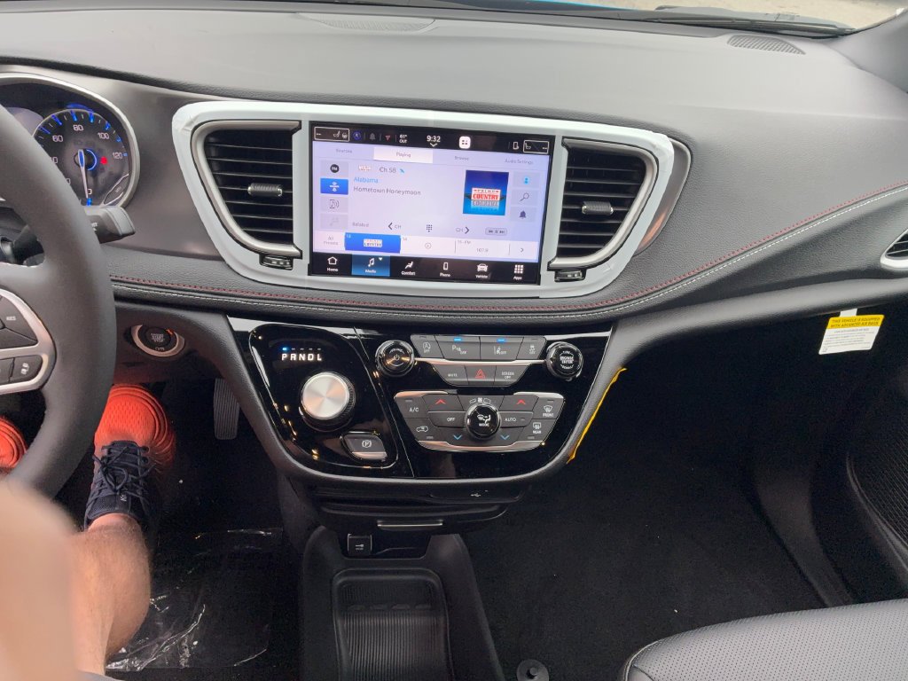 New 2027 Chrysler Pacifica Select AWD/4WD image 13
