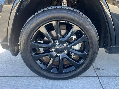 Used 2022 Jeep Grand Cherokee Laredo X AWD/4WD image 24