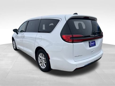 Used 2024 Chrysler Pacifica Touring-L image 7