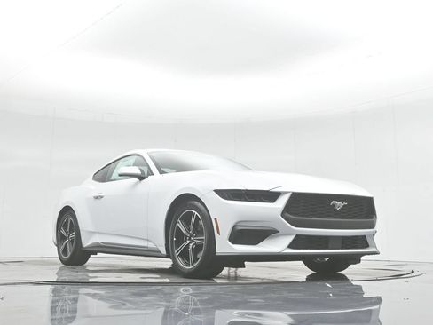 Used 2025 Ford Mustang Coupe RWD image 43