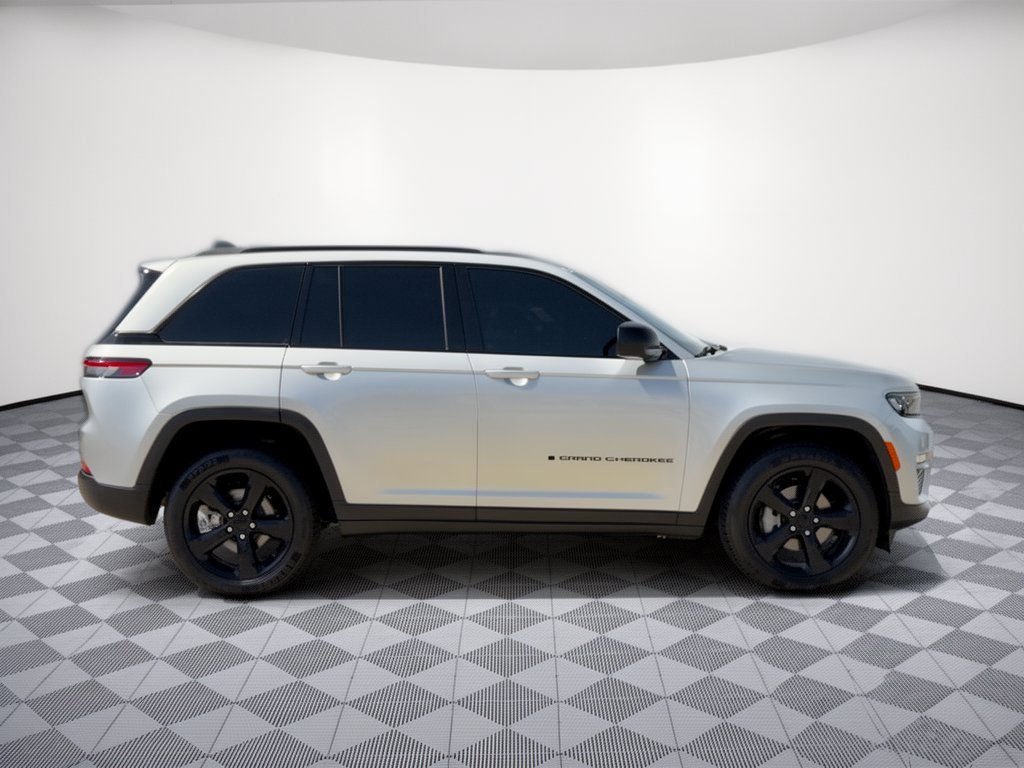 Used 2024 Jeep Grand Cherokee Limited w/ Black Appearance Package AWD/4WD image 8