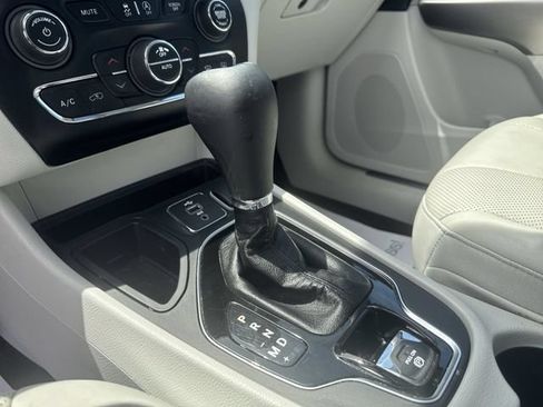 Used 2019 Jeep Cherokee Limited w/ Luxury Group FWD image 25