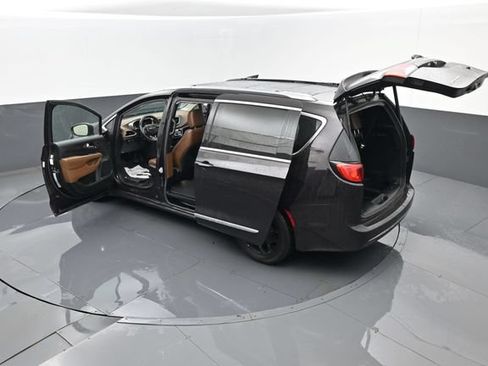 Used 2018 Chrysler Pacifica Limited FWD image 33