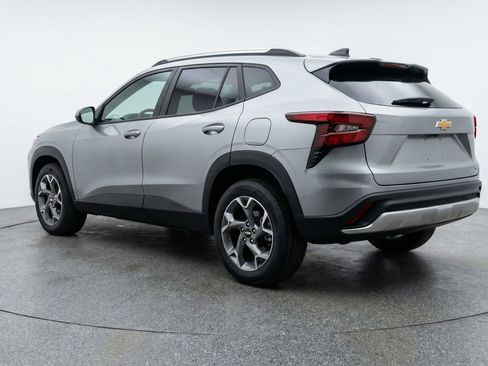 Used 2025 Chevrolet Trax LT w/ LT Convenience Package image 6