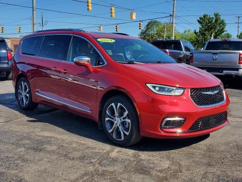 Used 2024 Chrysler Pacifica Pinnacle AWD/4WD image 2