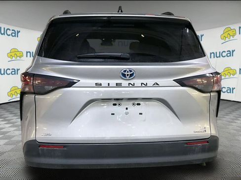 Used 2023 Toyota Sienna LE image 3
