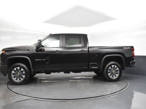 Used 2024 Chevrolet Silverado 2500 Custom w/ Custom Value Package image 4