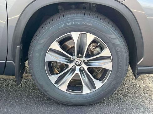 Used 2024 Toyota Highlander XLE image 7