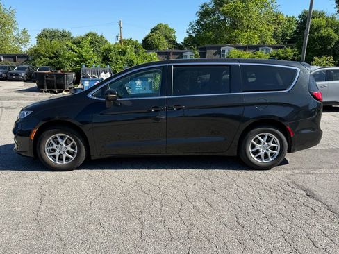 Used 2023 Chrysler Pacifica Touring-L FWD image 4