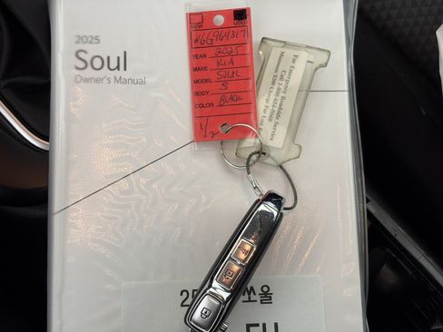 Used 2025 Kia Soul LX w/ LX Technology Package FWD image 34