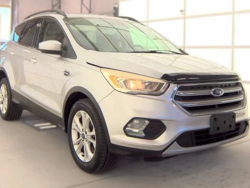 Used 2017 Ford Escape SE w/ Equipment Group 201A AWD/4WD image 2