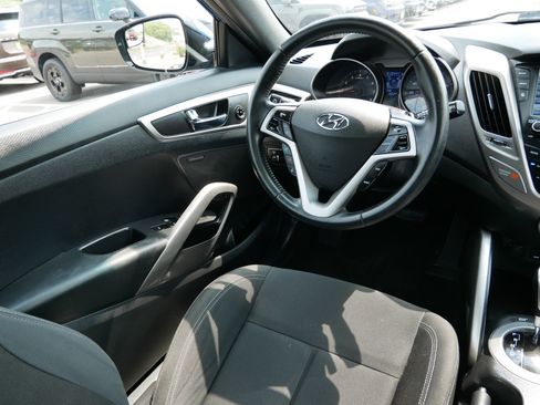 Used 2017 Hyundai Veloster Value Edition FWD image 9