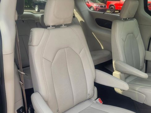 Used 2021 Chrysler Pacifica Touring-L w/ Uconnect Theater Family Group FWD image 33