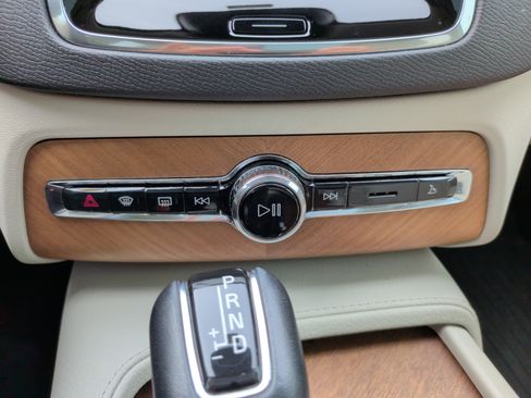 Used 2021 Volvo XC90 T6 Momentum w/ Climate Package image 29