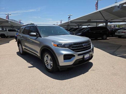 Used 2021 Ford Explorer XLT RWD image 2
