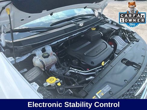 Used 2023 Chrysler Pacifica Touring-L FWD image 17