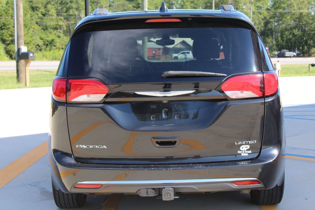 Used 2017 Chrysler Pacifica Limited w/ Tire & Wheel Group FWD image 4