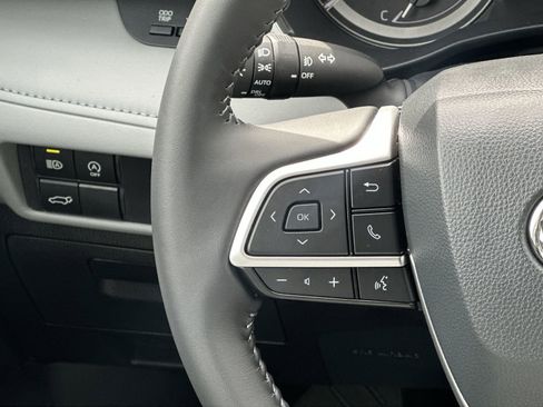 Used 2024 Toyota Highlander XLE AWD/4WD image 20