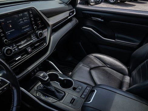 Used 2020 Toyota Highlander XLE FWD image 27