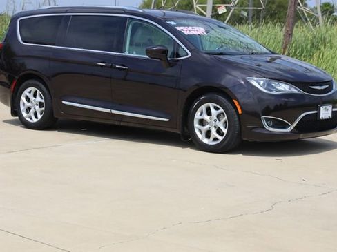 Used 2018 Chrysler Pacifica Touring-L w/ Tire & Wheel Group FWD image 1