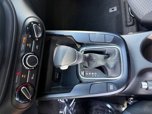 Used 2025 Kia Soul LX w/ LX Technology Package FWD image 38