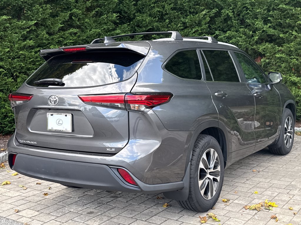 Used 2023 Toyota Highlander XLE FWD image 5