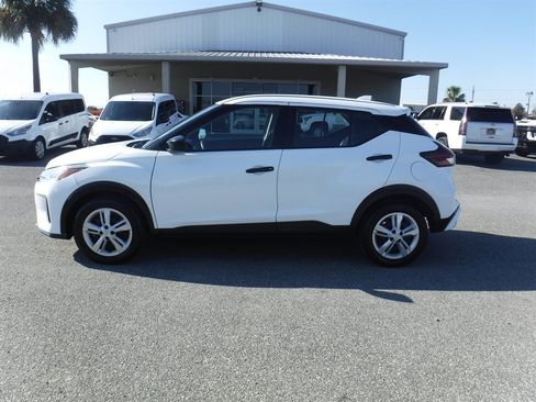 Used 2022 Nissan Kicks S image 1