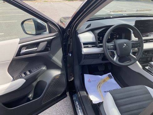 New 2025 Mitsubishi Outlander SE image 10