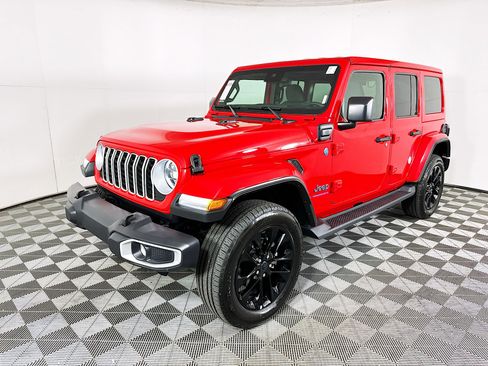 Used 2025 Jeep Wrangler Sahara image 7
