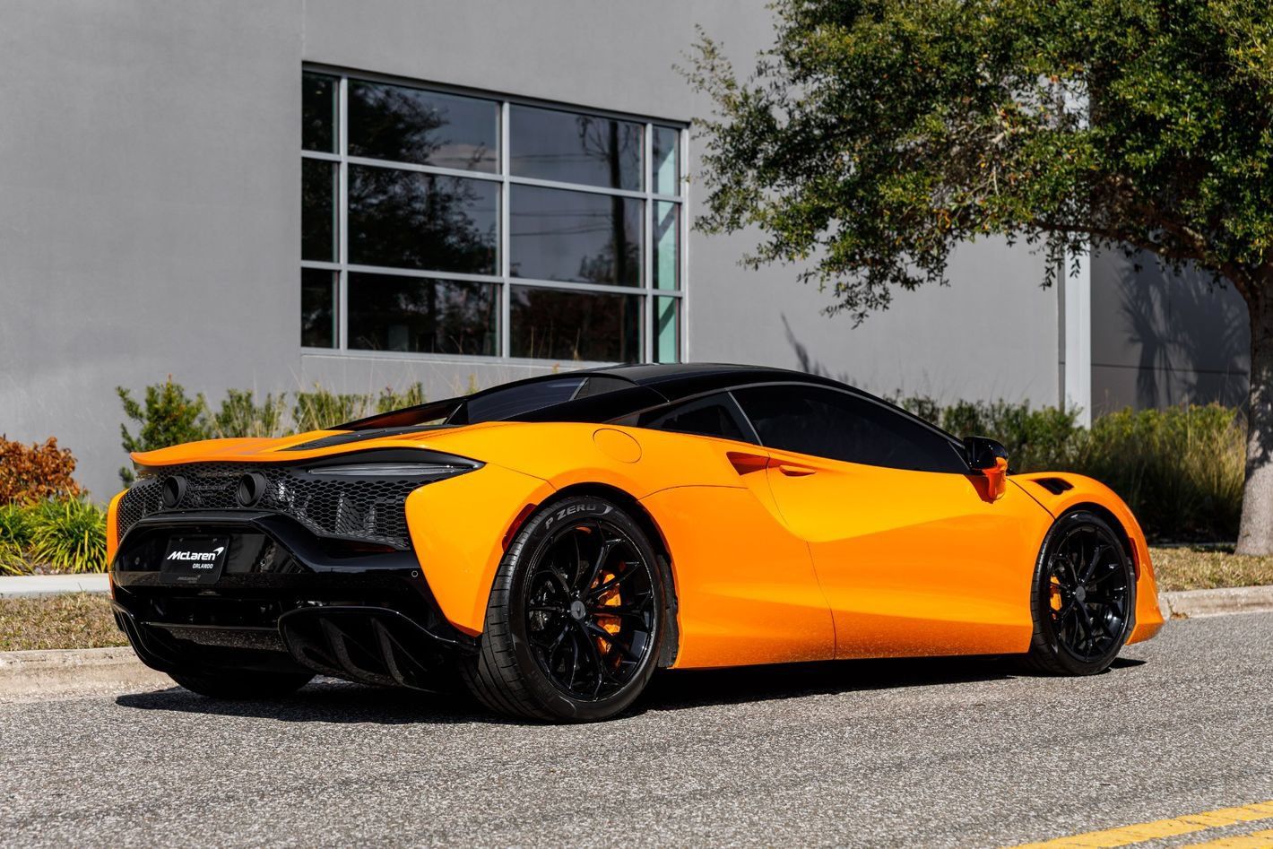 Used 2025 McLaren Artura RWD image 6