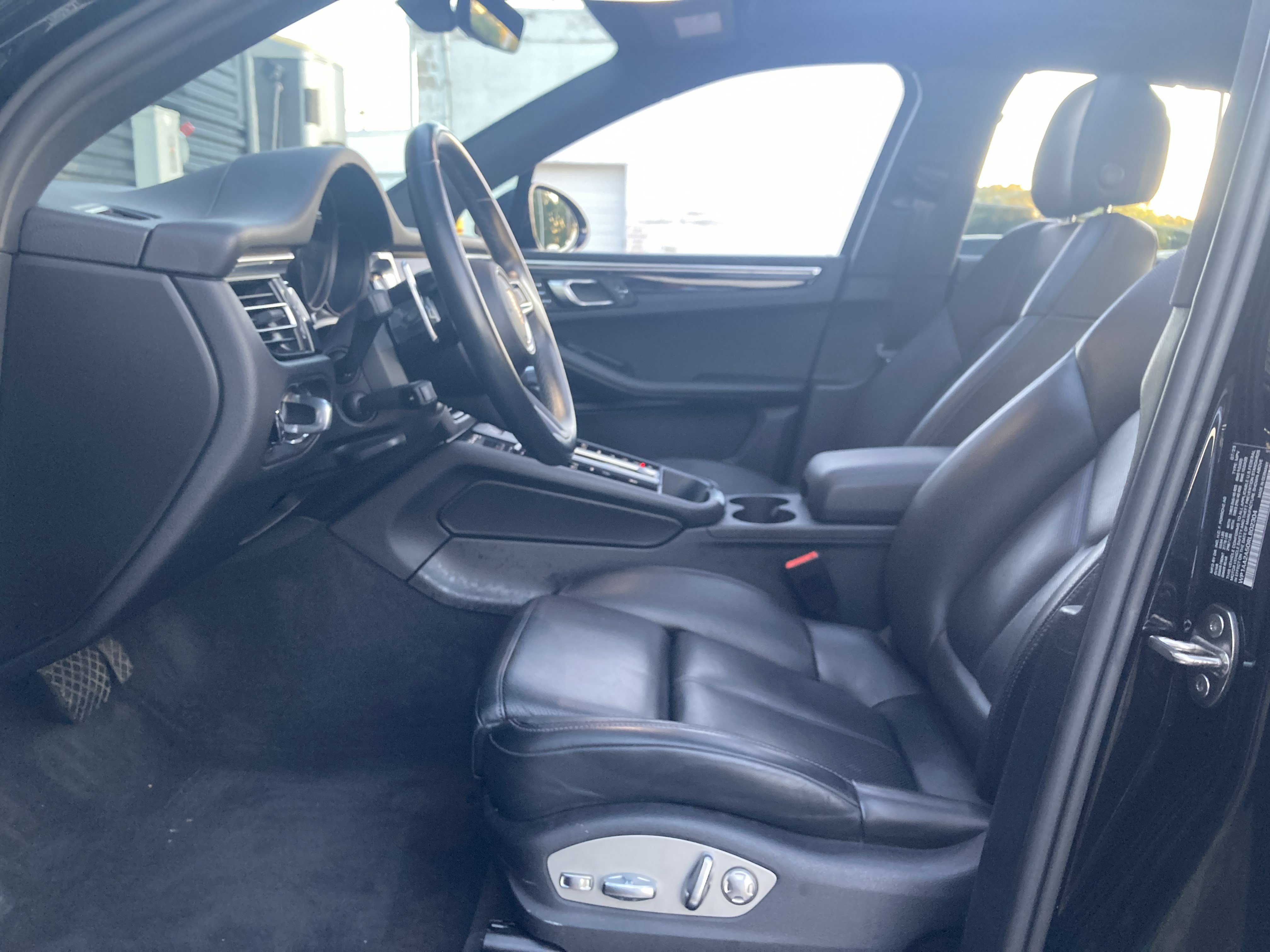 Certified 2024 Porsche Macan AWD/4WD image 6