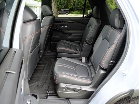 Used 2025 Honda Pilot TrailSport image 14