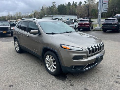 Used 2017 Jeep Cherokee Limited AWD/4WD image 3