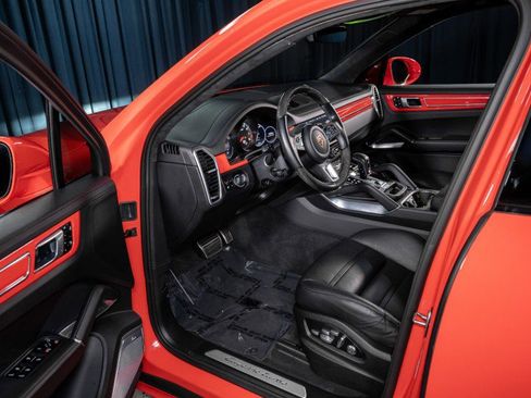 Used 2020 Porsche Cayenne Turbo image 12