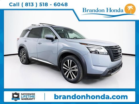 Used 2024 Nissan Pathfinder Platinum image 1