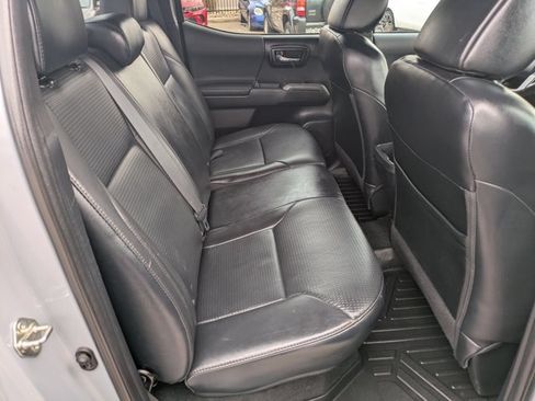 Used 2019 Toyota Tacoma TRD Off-Road AWD/4WD image 18