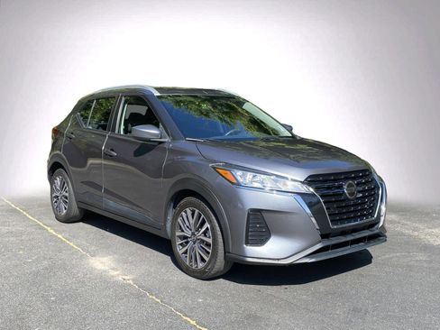 Used 2021 Nissan Kicks SV FWD image 2