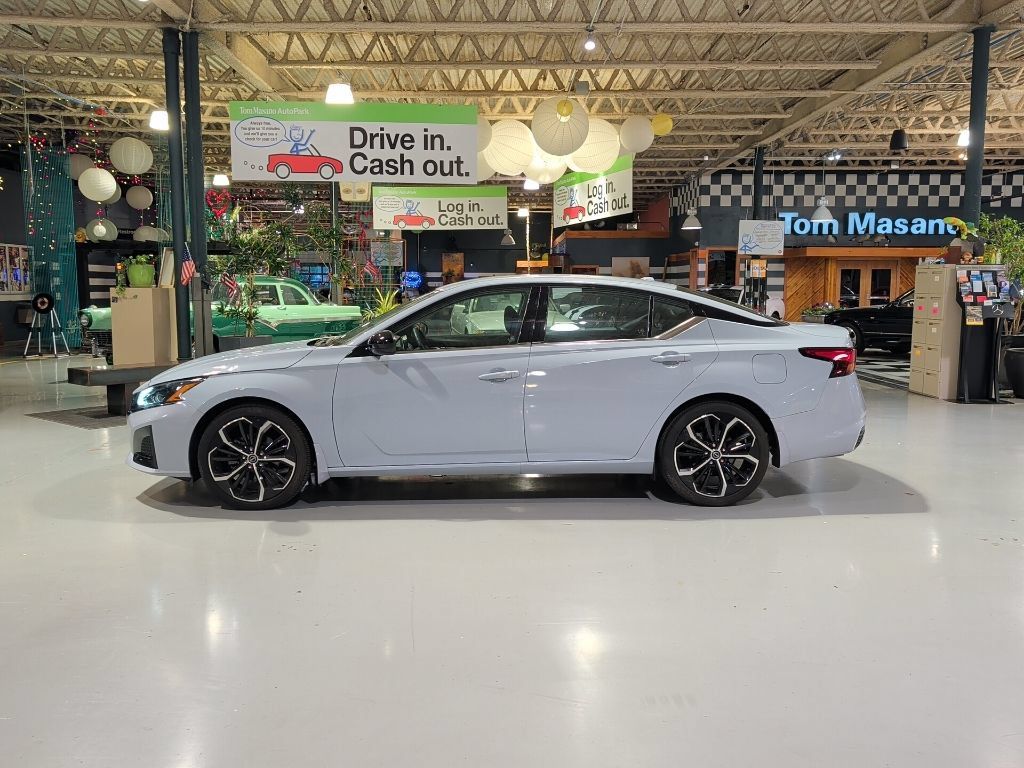 Used 2023 Nissan Altima 2.5 SR FWD image 12