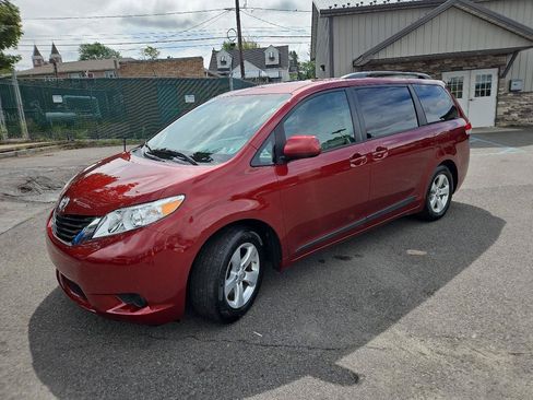 Used 2011 Toyota Sienna LE FWD image 7