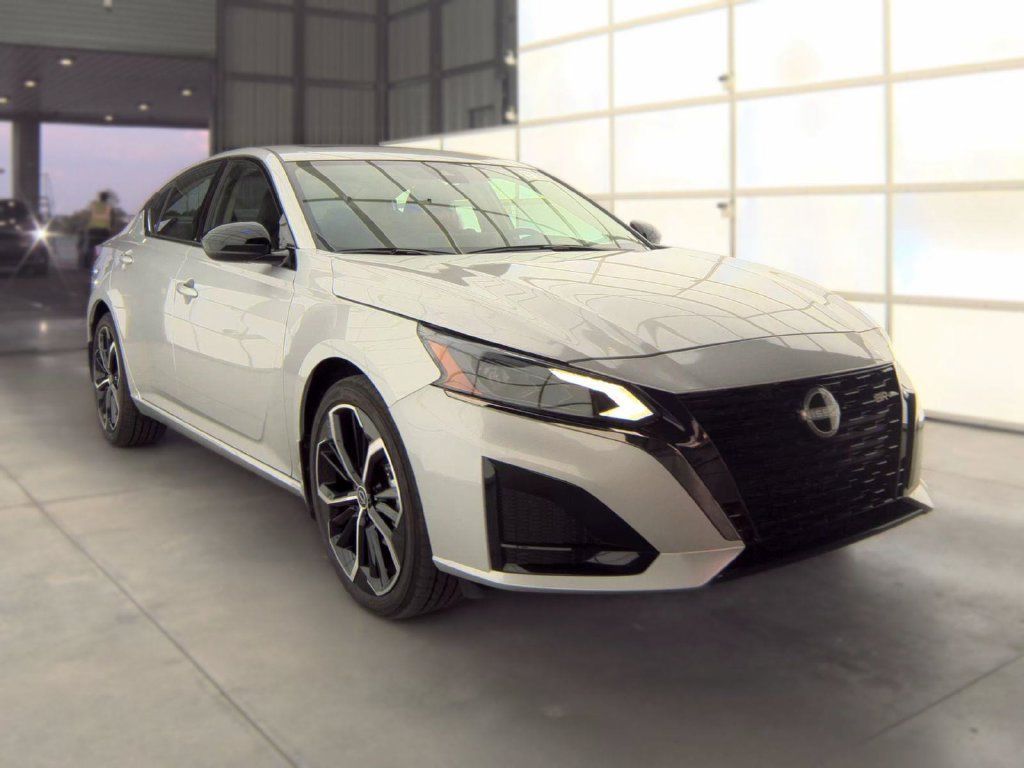 Used 2025 Nissan Altima 2.5 SR w/ SR Premium Package AWD/4WD image 2