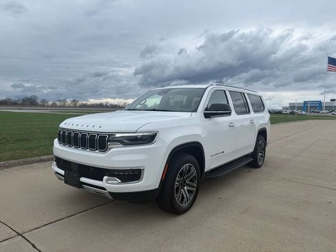 Used 2024 Jeep Wagoneer L Series II w/ Flexible Seating Group image 8